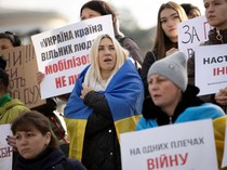 Para Wanita Ini Demo Minta Frekuensi Rotasi Tentara Ukraina
