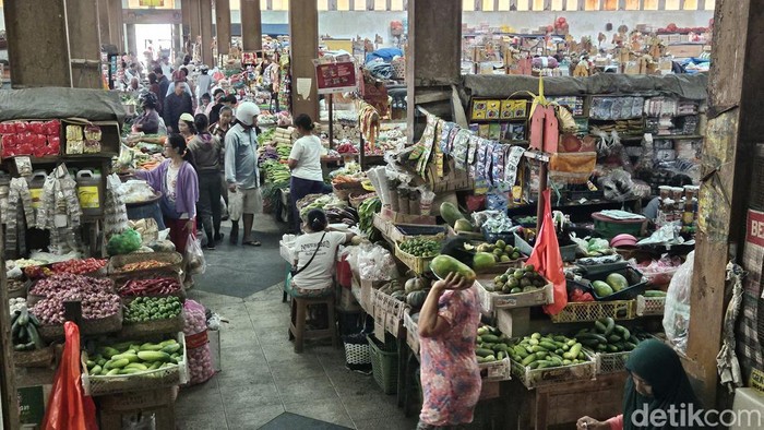 Aktivitas penjualan bumbu dapur khususnya cabai di pasar tradisional Galiran Klungkung, Jumat (27/10/2023).