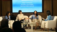 Chief Commercial Officer Kredivo Krishnadas, Communication Manager H&M Indonesia Karina Soegarda, SVP Marketing & Communications Kredivo Indina Andamari, dan Beauty & Fashion Enthusiast Tyna Dwi Jayanti berbincang disela-sela konferensi pers Kredivo and H&M Partnership Launch di Jakarta.  