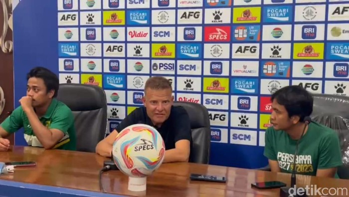Pelatih Persebaya Josep Gombau
