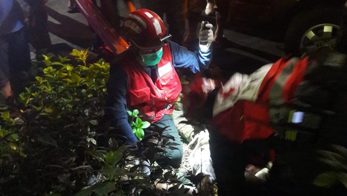 Pelawak Eko Londo mengalami kecelakaan tunggal saat naik motor di Jalan Dr Soetomo Surabaya.