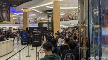 Antrean pengunjung Blibli Midnight Launch yang ingin mengambil iPhone 15 barunya secara langsung di FX Sudirman. Antrean sudah mengular sejak Kamis (26/10) pukul 21.30 WIB untuk pengambilan pada tengah malam. Foto: Virgina Maulita Putri/detikINET