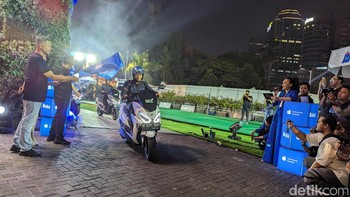 Selain pengambilan secara langsung, Blibli juga mengantarkan iPhone 15 ke rumah konsumen menggunakan layanan Blibli Express Service. Foto: Virgina Maulita Putri/detikINET