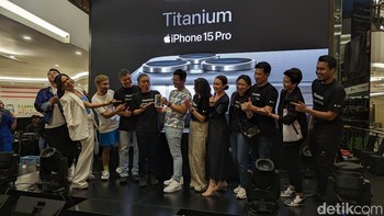 Ary dan iPhone 15 Pro Max barunya berfoto bersama jajaran direksi Blibli dan tamu undangan. Foto: Virgina Maulita Putri/detikINET