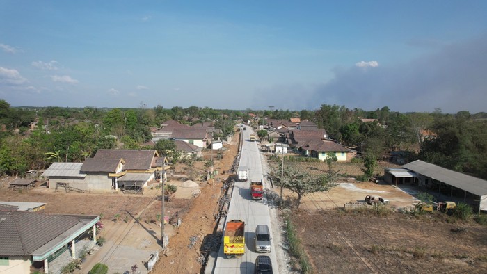 Pembangunan jalan di Lampung Tengah yang melintasi Kecamatan Rumbia. (Dokumentasi BPJN Lampung)