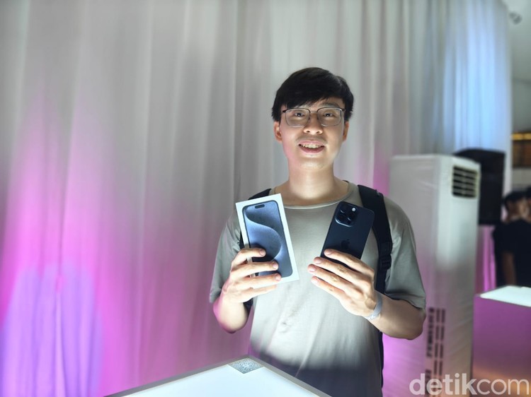 Pembeli iPhone 15 Pro Max Pertama di RI Pembeli iPhone 15 Pro Max Pertama di RI