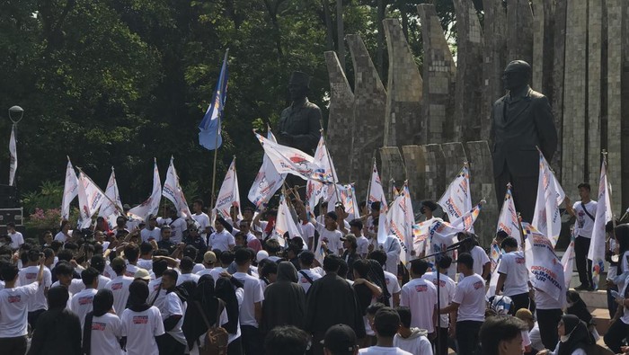 Pemuda Indonesia untuk Perubahan deklarasi dukungan untuk pasangan bakal calon presiden dan wakil presiden, Anies Baswedan-Muhaimin Iskandar (Cak Imin). Deklasi diadakan di Tugu Proklamasi.