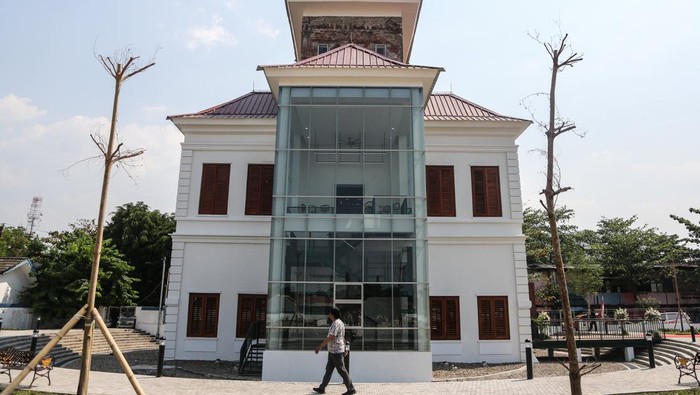 Penampakan Menara Syahbandar, Bukti Sejarah Semarang Dulu Kota Niaga Warga melintas di halaman bangunan cagar budaya Menara Syahbandar Sleko yang telah selesai direnovasi kembali di kawasan Kota Lama Semarang, Jawa Tengah, Kamis (26/10/2023). Bangunan bersejarah yang dibangun oleh pemerintah kolonial Hindia Belanda pada tahun 1825 tersebut telah selesai direvitalisasi oleh PT. Pertamina Gas Negara Tbk (PGN) sebagai upaya pelestarian cagar budaya dan meningkatkan kunjungan wisatawan di Kota Semarang. ANTARA FOTO/Makna Zaezar/tom.