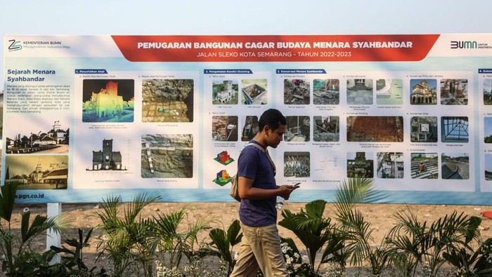 Penampakan Menara Syahbandar, Bukti Sejarah Semarang Dulu Kota Niaga Warga melintas di halaman bangunan cagar budaya Menara Syahbandar Sleko yang telah selesai direnovasi kembali di kawasan Kota Lama Semarang, Jawa Tengah, Kamis (26/10/2023). Bangunan bersejarah yang dibangun oleh pemerintah kolonial Hindia Belanda pada tahun 1825 tersebut telah selesai direvitalisasi oleh PT. Pertamina Gas Negara Tbk (PGN) sebagai upaya pelestarian cagar budaya dan meningkatkan kunjungan wisatawan di Kota Semarang. ANTARA FOTO/Makna Zaezar/tom.