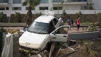 Ada juga mobil yang terhempas usai diterjang badai. AP/Felix Marquez.  