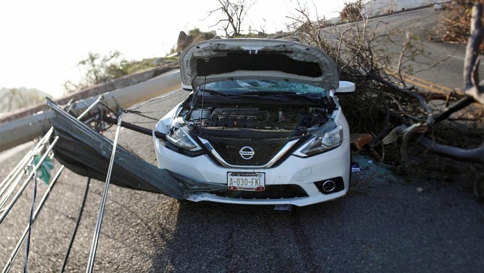 Penampakan Mobil yang Jadi Korban Badai Otis di Meksiko Badai Otis dengan kecepatan angin 165 mil (270 km) per jam menimbulkan kerusakan di Acapulco di Meksiko. Selain bangunan, sejumlah mobil juga jadi korban.
