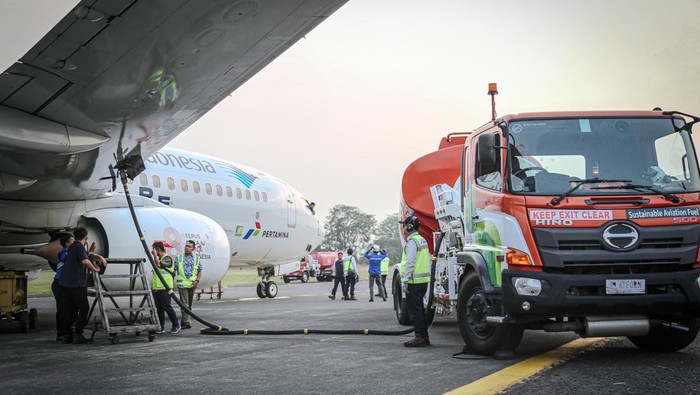 Pengisian bahan bakar Pertamina SAF di pesawat Garuda