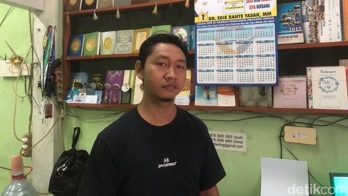 Pengusaha digital printing di Jalan Pramuka, Matraman, Jakarta Timur, Budi (36). (Astrid Meishella/detikcom)