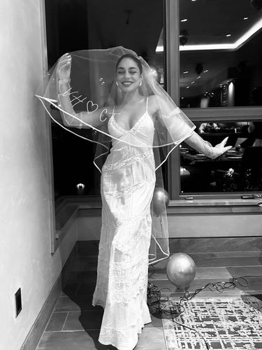 Pesta Lajang Vanessa Hudgens Pesta lajang Vanessa Hudgens.