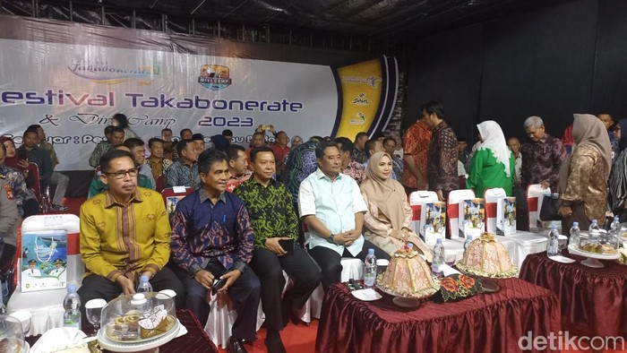 Pj Gubernur Sulsel Bahtiar Baharuddin bersama Bupati Kepulauan Selayar Muh Basli Ali di Festival Takabonerate 2023.