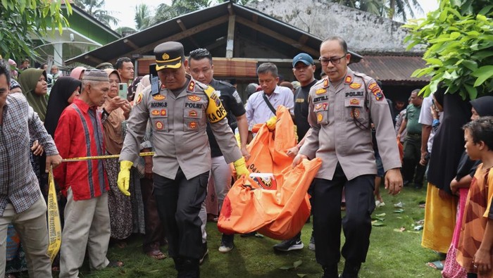 Polisi saat mengevakuasi jenazah mantan mertua dan menantu di Pasaman Barat