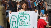 Anak-anak bebas menggambar apapun tanpa paksaan. Banyak anak yang melukis bendera Palestina, sementara yang lain menggambar rumahnya yang sebagian telah hancur terkena bom. Foto: Abdelhakim Abu Riash/Al Jazeera