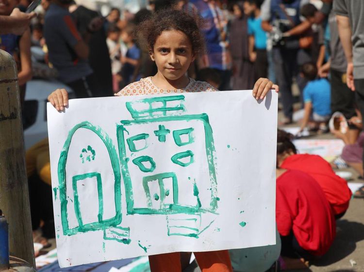 10 Potret Anak-anak di Gaza, Bahagia Melukis di Halaman Rumah Sakit