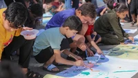 Setidaknya saat ini ada 50.000 pengungsi di Rumah Sakit Al-Shifa, sebagian dari mereka adalah anak-anak. Tak sedikit anak-anak yang berkeinginan kembali ke rumahnya. Salah satu cara mengobati rasa rindu ini adalah dengan menggambar rumah mereka masing-masing. Foto: Abdelhakim Abu Riash/Al Jazeera