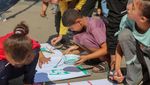10 Potret Anak-anak di Gaza, Bahagia Melukis di Halaman Rumah Sakit
