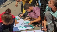 Kurang lebih sudah 20 hari aksi pemboman Israel yang tiada henti di Jalur Gaza, lebih dari 7.000 warga Palestina telah terbunuh, termasuk 2.913 anak-anak, dan hampir 2.000 perempuan dan anak perempuan. Lebih dari 17.500 orang terluka, menurut data terbaru dari pihak berwenang di Gaza, yang juga menyebutkan diperkirakan ada 1.500 orang terjebak di bawah reruntuhan rumah mereka, termasuk sedikitnya 800 anak-anak. Foto: Abdelhakim Abu Riash/Al Jazeera