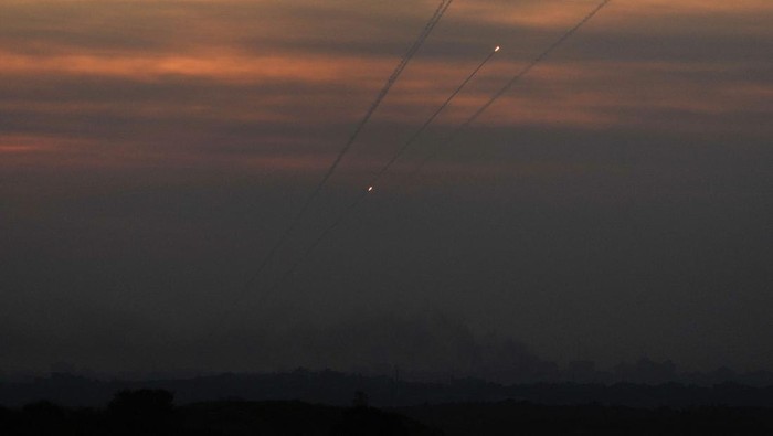 Potret Roket-roket Hamas Beterbangan di Langit Israel Hamas menembakkan roketnya di tengah perang melawan Israel yang telah memasuki hari ke-21. Roket yang ditembakkan dari Gaza itu terlihat beterbangan di langit Israel.
