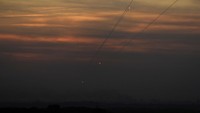 Roket-roket yang ditembakkan melesat ke wilayah Israel. AP Photo/Francisco Seco.  