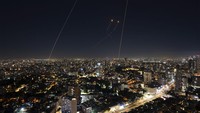 Israel berusaha mencegat roket-roket Hamas menggunakan sistem pertahanan udara Iron Dome. AP Photo/Oded Balilty  