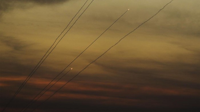 Hamas menembakkan roketnya di tengah perang melawan Israel yang telah memasuki hari ke-21. Roket yang ditembakkan dari Gaza itu terlihat beterbangan di langit Israel.