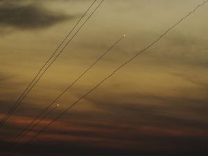 Potret Roket-roket Hamas Beterbangan di Langit Israel