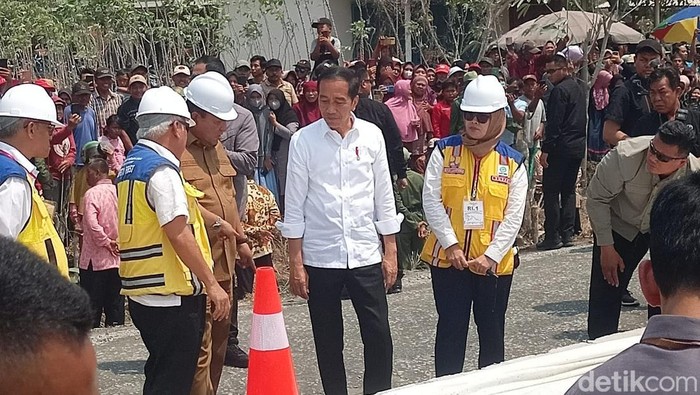 Presiden Jokowi cek jalan Roro Jonggrang yang dulu viral karena rusak di Lampung Tengah.