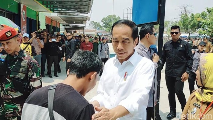 Presiden Jokowi temui warga di Lampung Tengah saat pengecekan perbaikan jalan rusak.