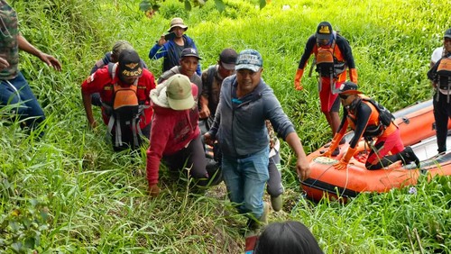 Proses evakuasi jasad Ketut Wijana (66) warga Desa Wanagiri, Kecamatan Sukasada yang dilaporkan tenggelam di Danau Buyan, Jumat (27/10/2023). (Dok. Basarnas Buleleng)
