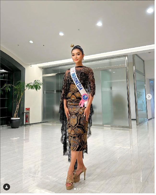Farhana Nariswari mengikuti karantina Miss International 2023 di Jepang sejak 11 Oktober hingga malam final yang digelar 26 Oktober 2023. Selama karantina, Farhana tampil dengan busana desainer Tanah Air, salah satunya dress batik karya desainer Ansoe ini. Foto: Dok. Instagram Albert Yanuar, farhanariswari, Puteri Indonesia