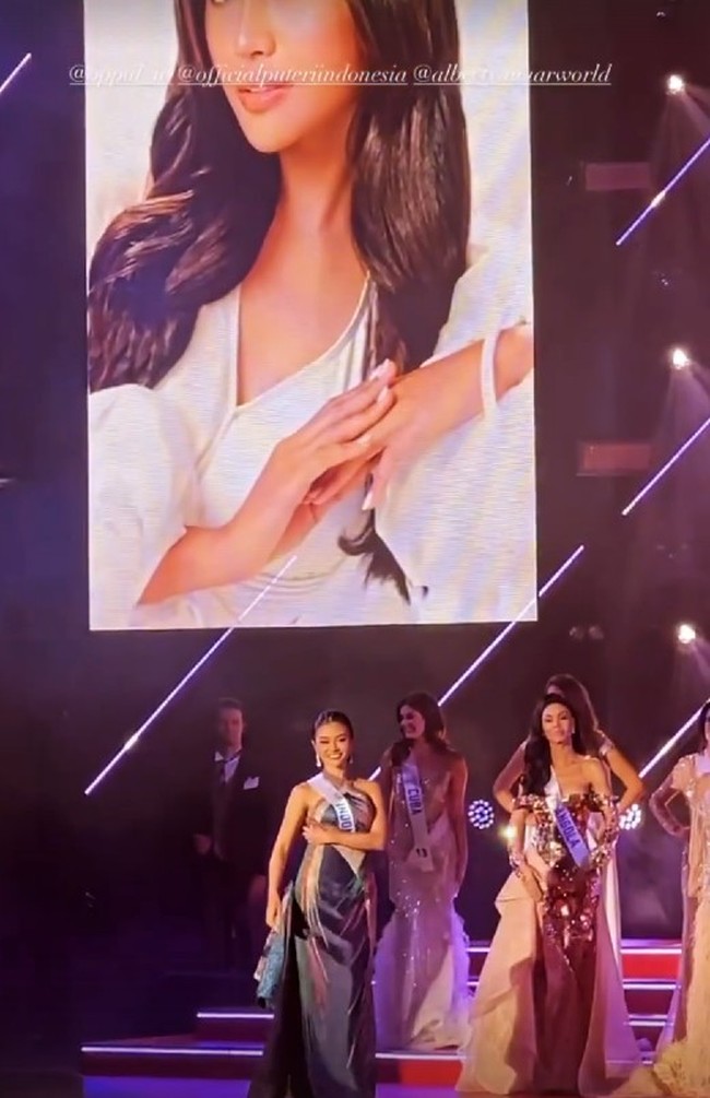 Saat tampil di final Miss International 22023, Farhana berjalan sembari membuka ekor gaunnya yang dihiasi lukisan indah gambaran tentang Indonesia. Foto: Dok. Instagram Albert Yanuar, farhanariswari, Puteri Indonesia