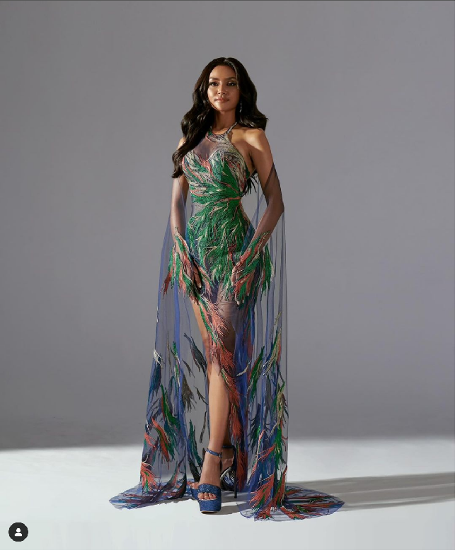 Gaun malam yang dipakai Farhana ini bertabur kristal Swarovski dan terbuat dari bahan jaquard berwarna midnight blue yang dipadukan dengan teknik bordir tangan membentuk sebuah lukisan yang menggambarkan keindahan Indonesia dari Sabang sampai Merauke. Foto: Dok. Instagram Albert Yanuar, farhanariswari, Puteri Indonesia