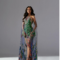 Gaun malam yang dipakai Farhana ini bertabur kristal Swarovski dan terbuat dari bahan jaquard berwarna midnight blue yang dipadukan dengan teknik bordir tangan membentuk sebuah lukisan yang menggambarkan keindahan Indonesia dari Sabang sampai Merauke. Foto: Dok. Instagram Albert Yanuar, farhanariswari, Puteri Indonesia