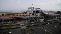 Pekerja melakukan renovasi terminal keberangkatan Bandara Sultan Babullah Ternate di Kota Ternate, Maluku Utara, Jumat (27/10/2023).   