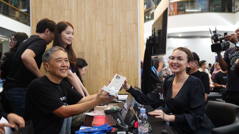 Rianti Cartwright mengambil pesanan iPhone 15 series.