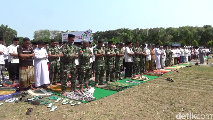 Ribuan warga dari berbagai unsur salat istisqa
