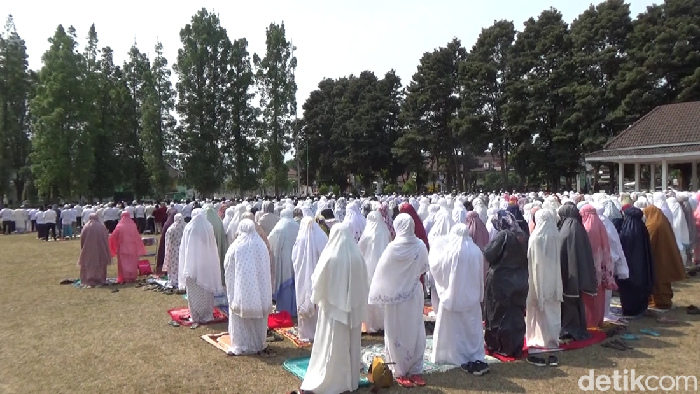 Ribuan warga dari berbagai unsur salat istisqa Ribuan warga dari berbagai unsur salat istisqa