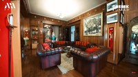Interiornya bergaya klasik dengan dominasi warna coklat, sehingga memberi kesan hangat. Selain itu, banyak meja panjang dan sofa-sofa klasik. Foto: YouTube Atta Halilintar