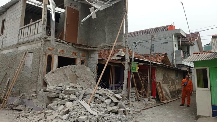 Rumah ambruk di Kota Bogor gegara hujan lebat dan angin kencang.