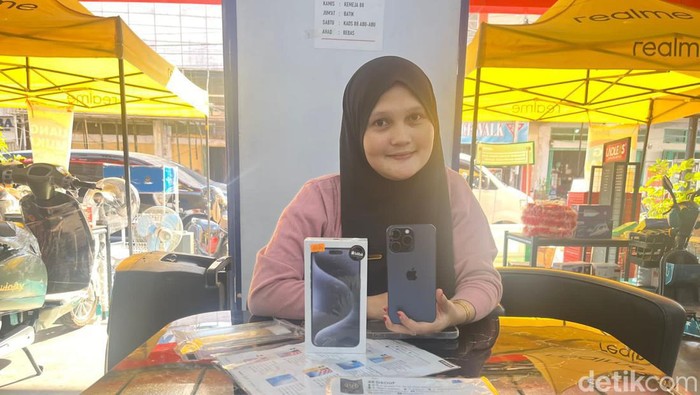 Salah satu pelanggan Toko 88 Cell yang melakukan pre-order iPhone 15 series.