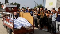 Warga melakukan salat jenazah korban serangan Israel di Khan Younis, di selatan Jalur Gaza, 27 Oktober 2023. 