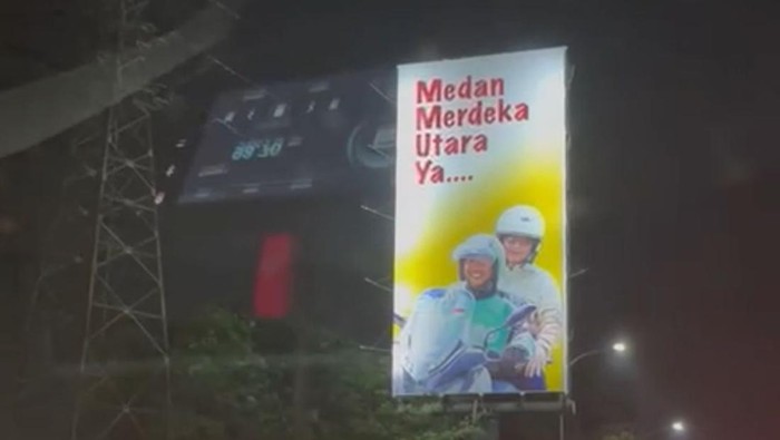 Sebuah baliho bergambar bakal capres Prabowo Subianto sedang menumpangi ojek dan ada tulisan Medan Merdeka Utara Ya muncul di jalanan. (dok ist)