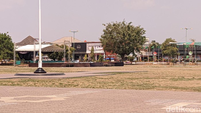 Sebuah tratak di Alun-alun Demak persiapan festival barongan, Jumat (27/10/2023).