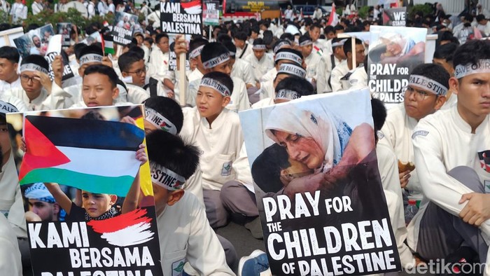 Sejumlah pelajar Al Irsyad Al Islamiyyah menggelar aksi damai dan salat gaib untuk korban perang Palestina di Alun-alun Purwokerto, Jumat (27/10/2023).