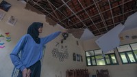 Hujan deras disertai angin kencang pada Kamis (26/10) sore menyebabkan atap plafon dua ruang kelas di sekolah tersebut ambrol.  