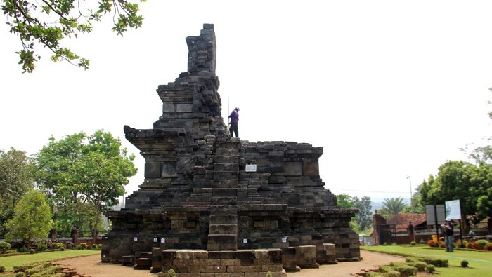 Arkeolog dari Balai Pelestarian Kebudayaan (BPK) wilayah XI Jawa Timur melakukan studi kelayakan pemugaran di Candi Arimbi Kecamatan Bareng, Kabupaten Jombang, Jawa Timur, Jumat (27/10/2023). Studi kelayakan yang dilakukan mulai 23-28 Oktober 2023 tersebut untuk menentukan apakah Candi Arimbi layak atau tidaknya dilakukan pemugaran dalam rangka pemulihan kembali strukturnya berdasarkan kondisi eksisting saat ini dan ketersediaan batu penyusun aslinya. ANTARA FOTO/Syaiful Arif/foc.